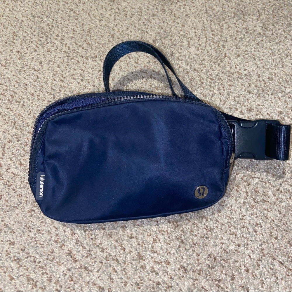 lululemon athletica Navy cross body/belt bag